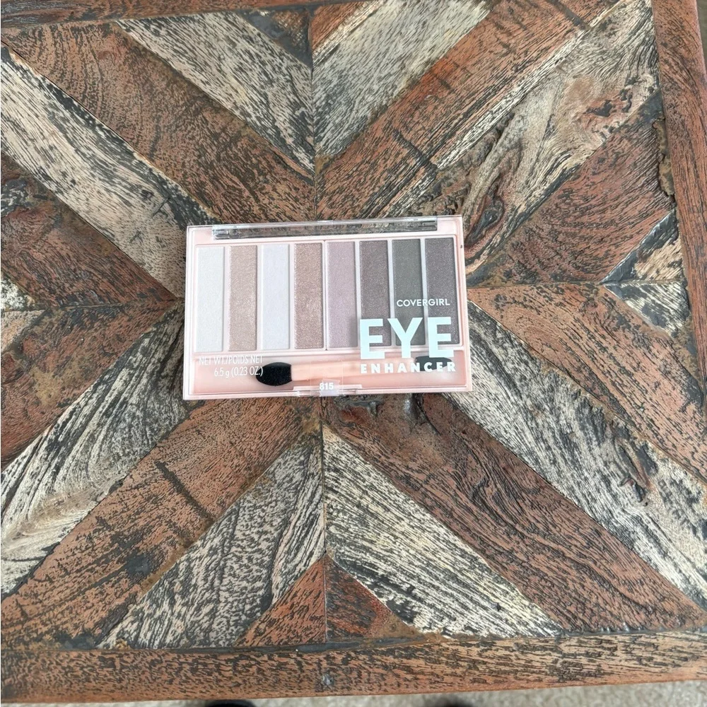 NWOT: COVERGIRL Eye Enhancer 8-Pan Eyeshadow Palette (“Nudes